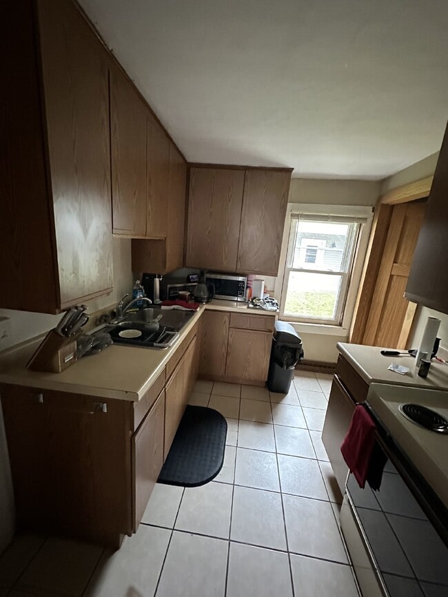 Building Photo - 3 Bed 1 Bath close to UWEC! Available June 1st