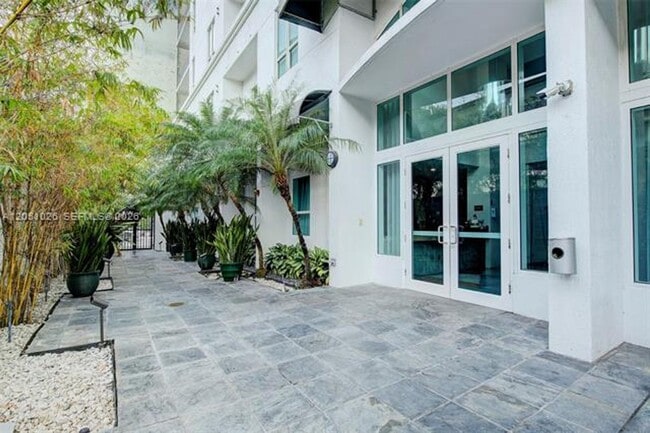 Building Photo - 16400 Collins Ave