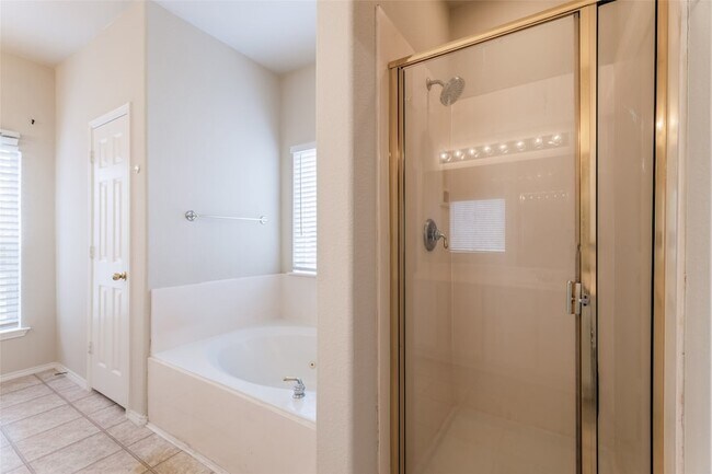 Building Photo - 8417 Robertson Dr