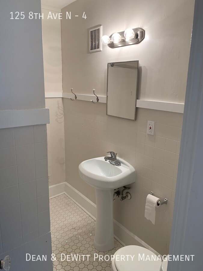 Building Photo - 1 Bed/1 Bath - Unit 4