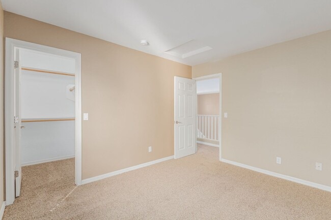 Building Photo - Spacious 4 bedroom home with full bath and...