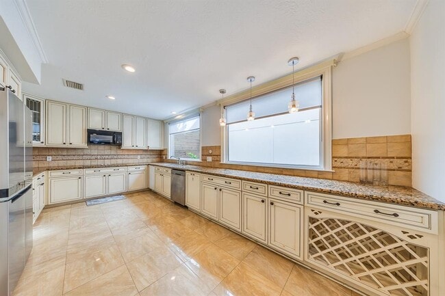 Building Photo - 2819 Bering Dr