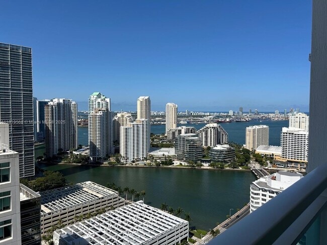 Building Photo - 950 Brickell Bay Dr