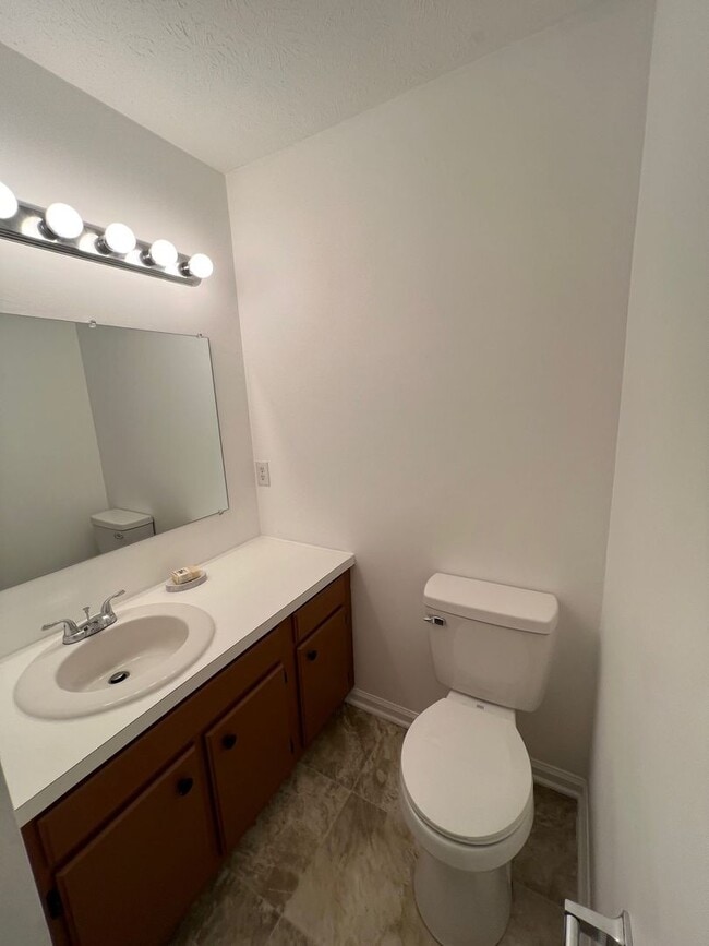 Building Photo - Spacious 3 Level Townhome with New Floorin...