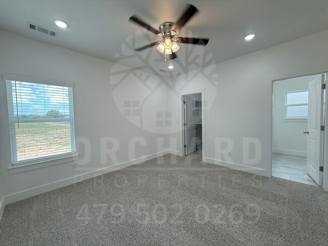 Building Photo - 1902 E Brookview Dr