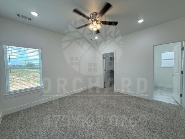 Building Photo - 2000 E Brookview Dr