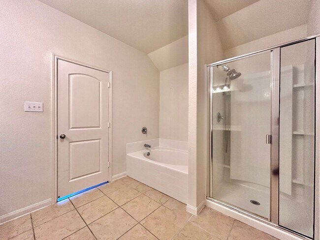 Building Photo - Beautiful 3-Bedroom, 2-Bath Home with Comm...
