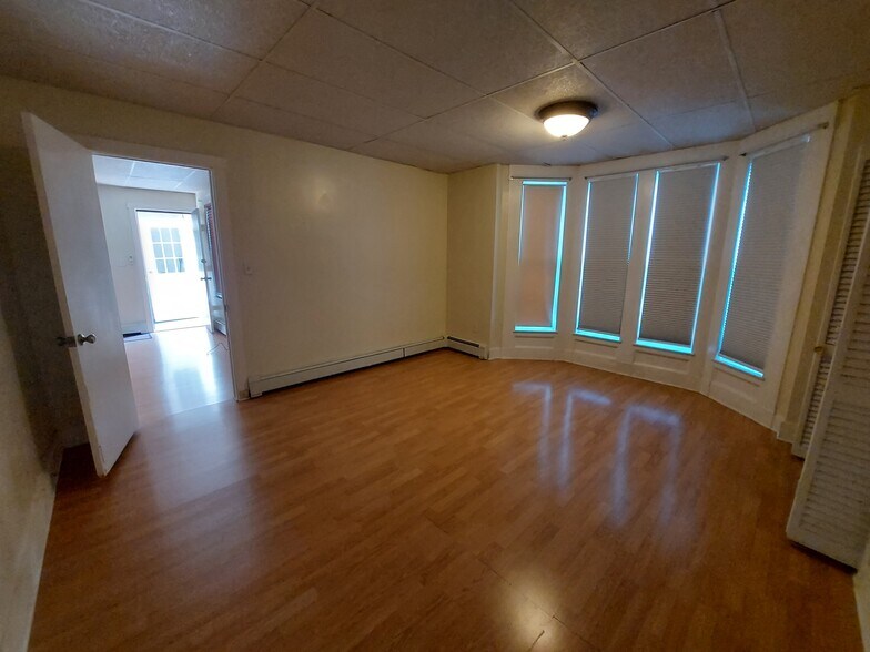Building Photo - 303 Hanover St