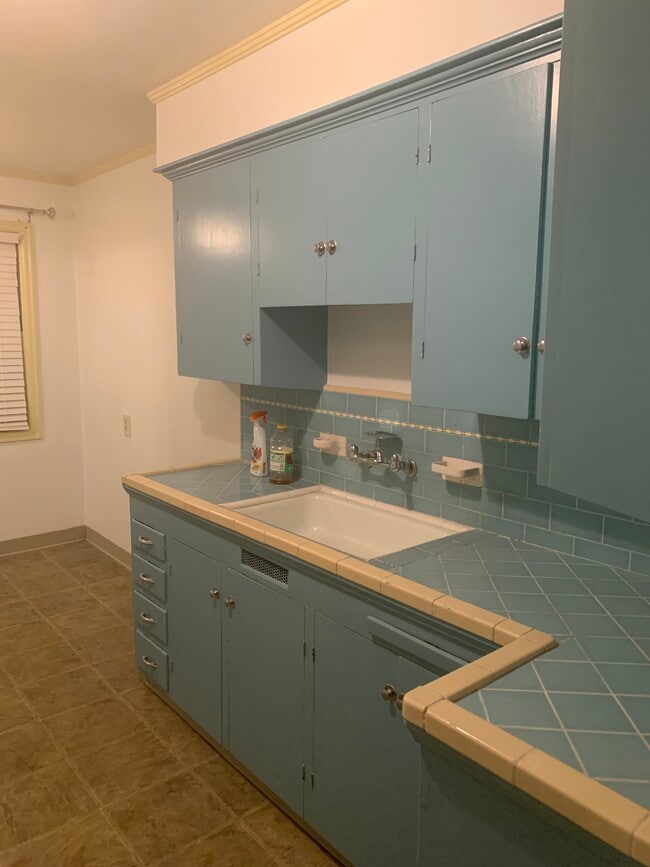 Building Photo - 6525-6525 N Haight Ave