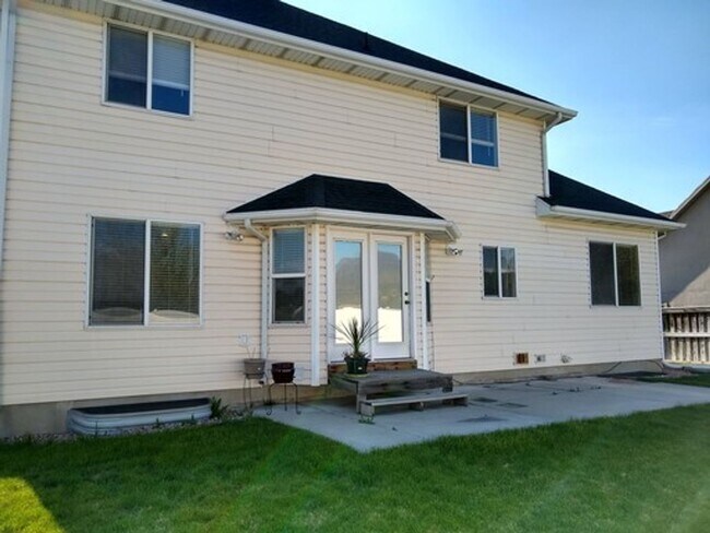 Building Photo - Freshly Painted, New Carpet Throughout - Home For Rent In Springville!!!