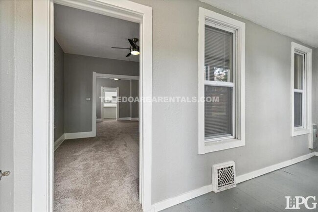 Building Photo - 365 Burger St