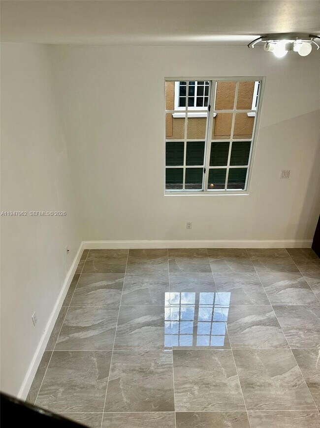 Building Photo - 2941 NE 185th St