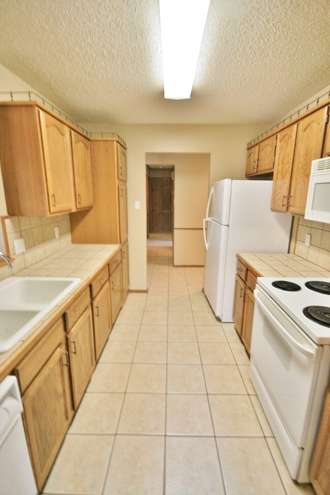 Building Photo - 3 Bed 2 Bath Home in Zia School District!