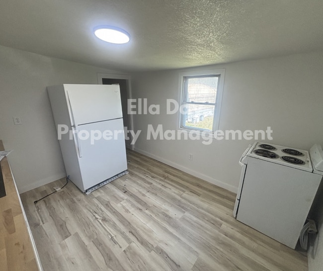 Building Photo - 610 N Ash St