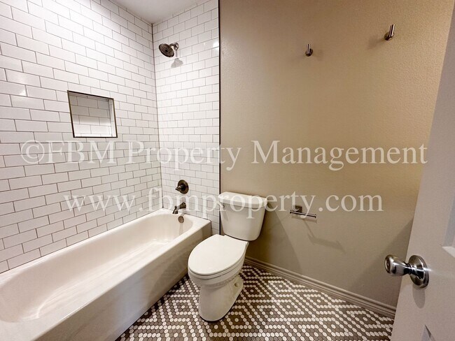 Building Photo - Hidden Creek, Unit 211 - Gorgeous 2 Bedroo...