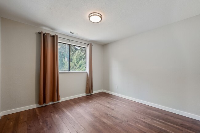 Building Photo - Home with private Long Lake community beac...