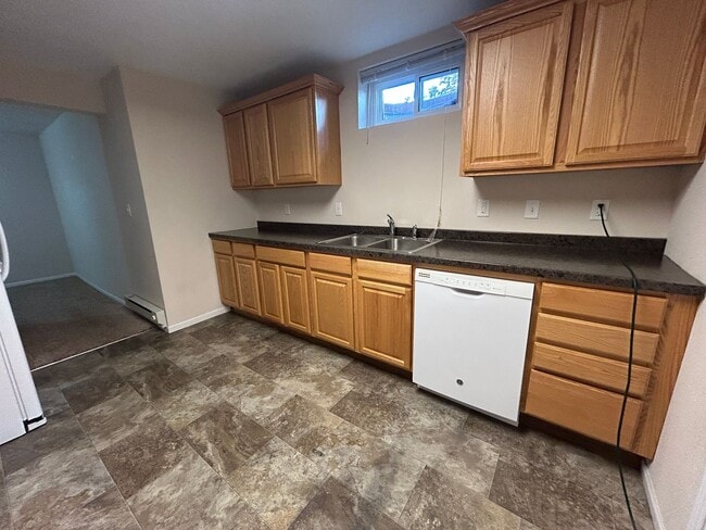 Building Photo - Spacious 5-Bedroom Family Haven with Moder...