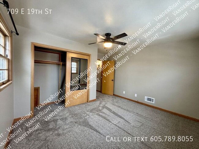 Building Photo - Charming 2-Bedroom Duplex with Modern Upda...