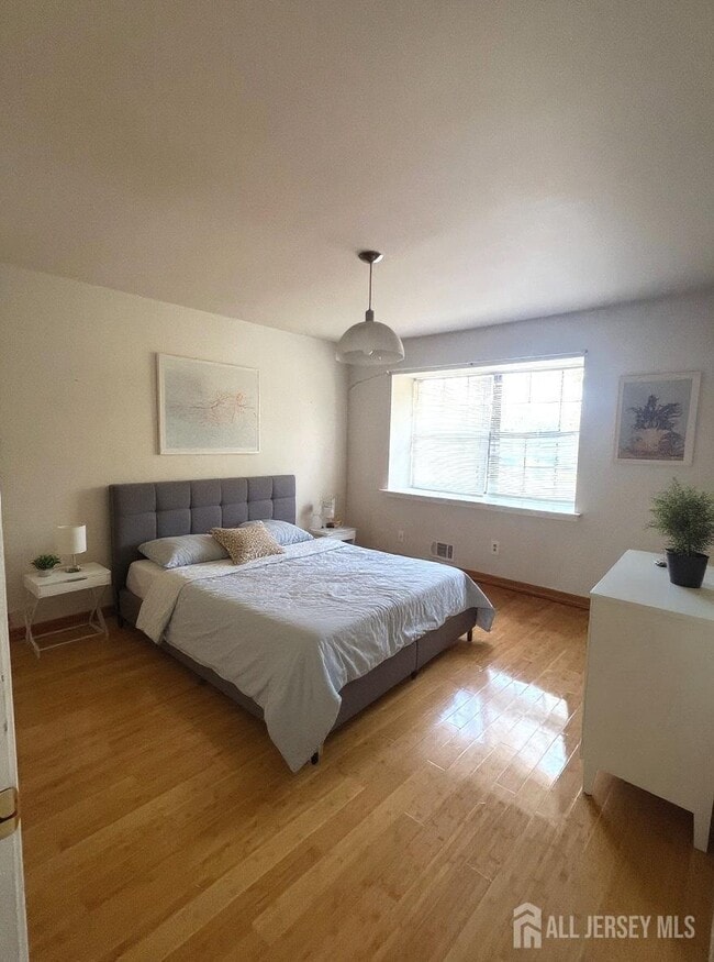 Building Photo - 18 Adams Ct