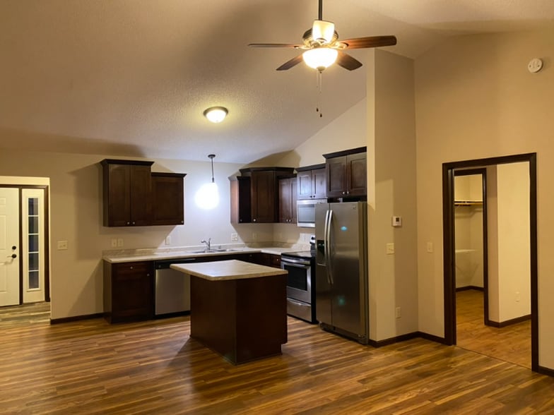 Building Photo - 1906 6th Ln SE