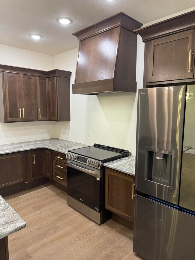 Building Photo - 1020 Crestland Ave