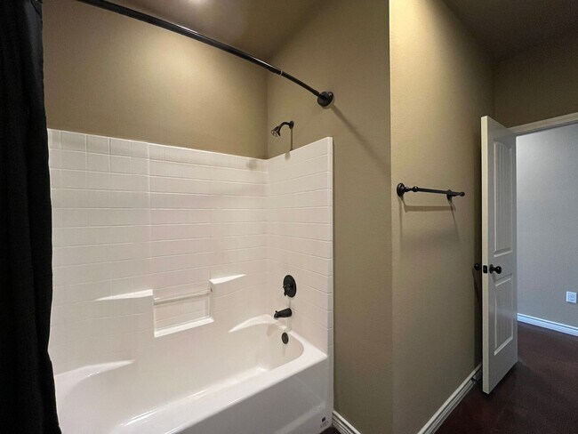 Building Photo - Single Family Home:  4 bedroom, 2 bath
