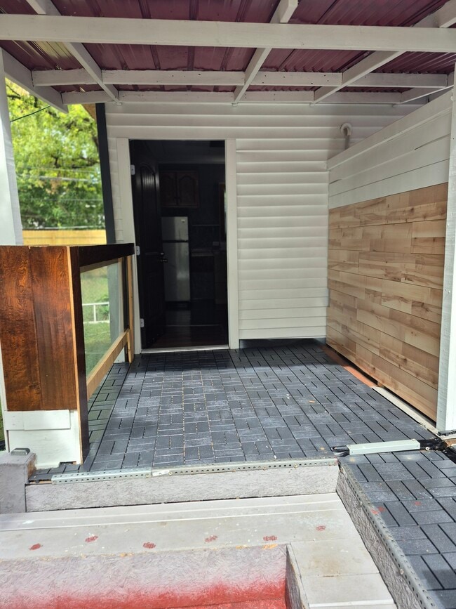 Building Photo - 116 N Gladstone Ave