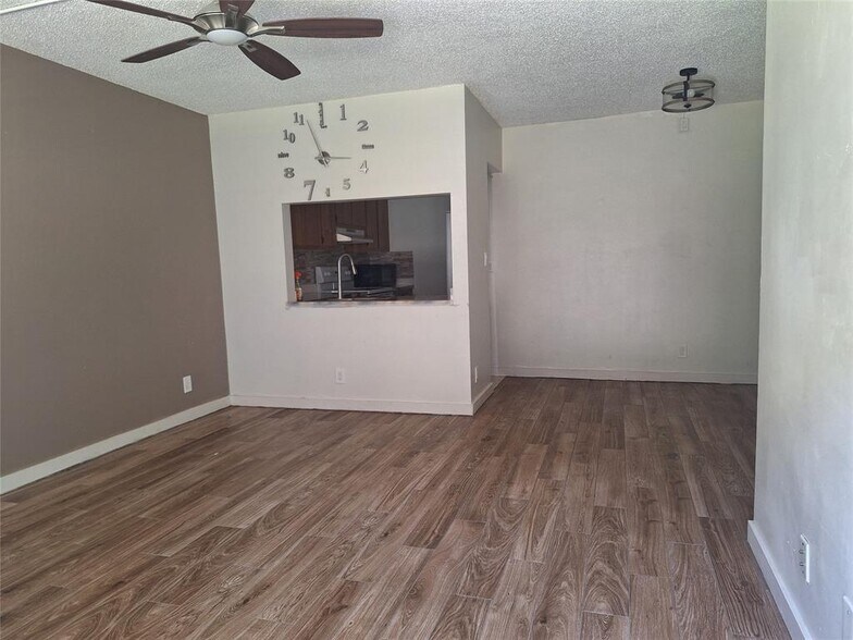 Building Photo - 10037 Winding Lake Rd