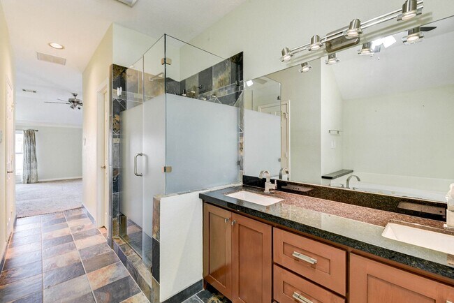 Building Photo - Stunning 4-Bedroom, 2.5-Bathroom Home with...