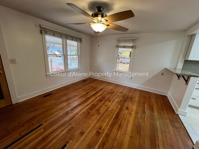 Building Photo - 2 bed house in incredible location!