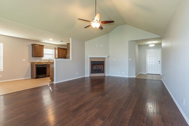Building Photo - Charming 3 Bed/2 Bath near pool!