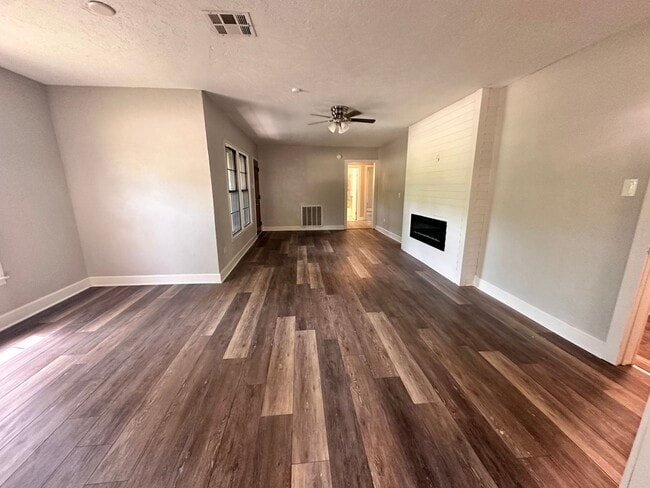 Building Photo - Charming 3 Bed 2 Bath Home with Bonus Den and Detached Garage