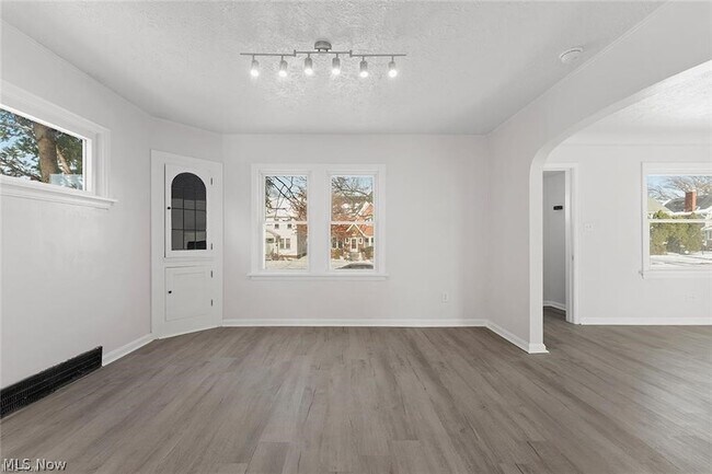 Building Photo - 3406 Henderson Rd