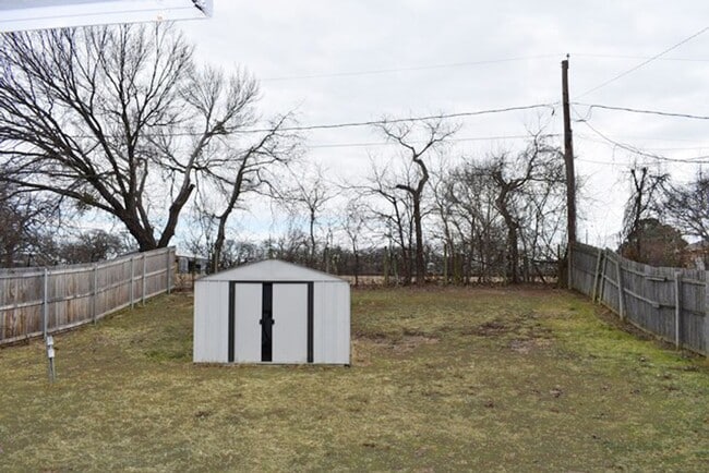 Building Photo - Lovely 3-2-2 in Ft. Worth in Desirable Loc...