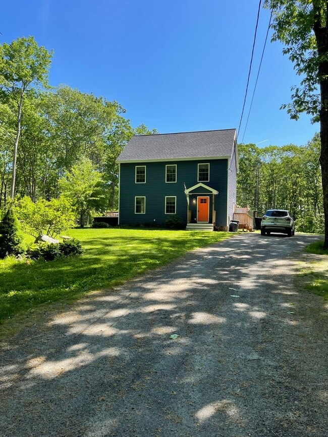 Building Photo - Huge House tucked in a great part of the York, Maine, close to the tolls for easy access!