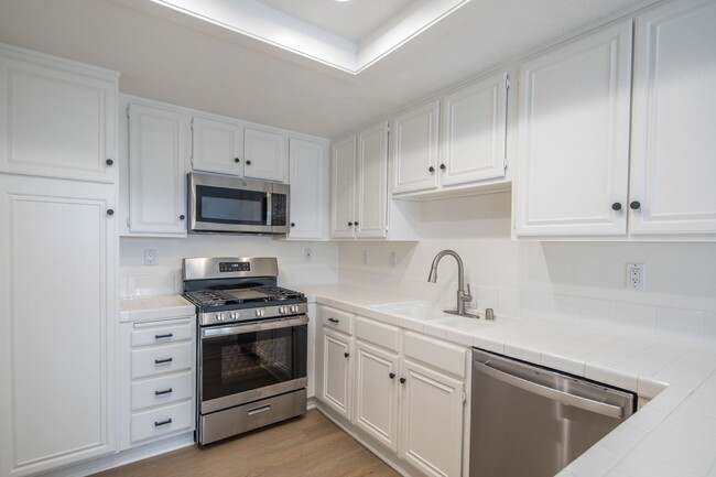 Building Photo - Townhome in Lake Forest