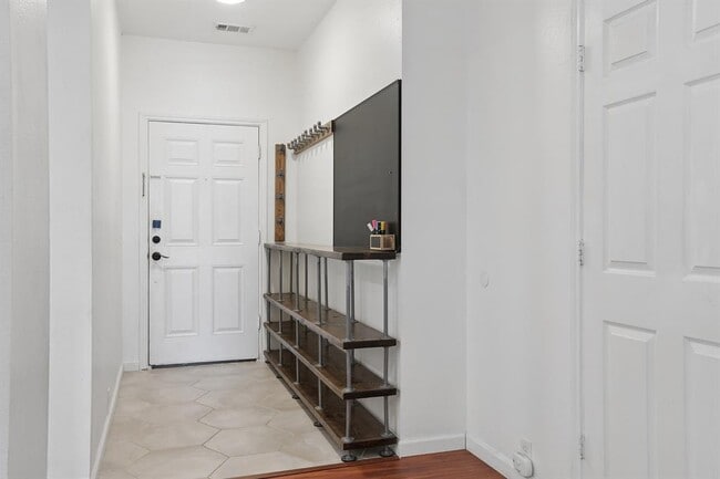 Building Photo - 14621 Lantern Dr