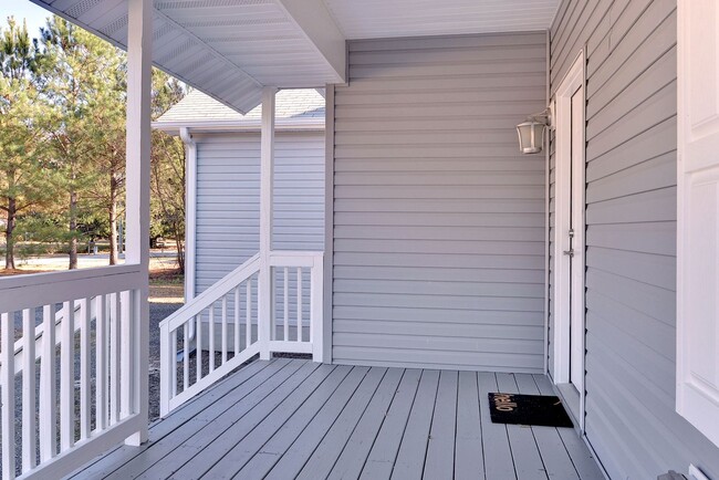 Building Photo - Rancher with backyard views