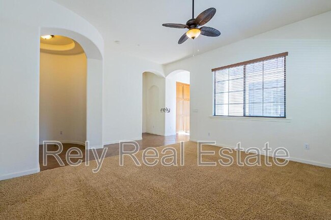 Building Photo - 734 W Juniper Ln