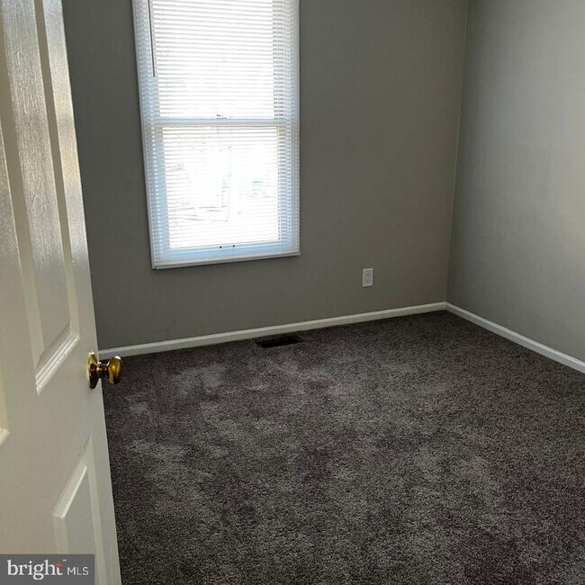 Building Photo - 201 Williamsburg Ct