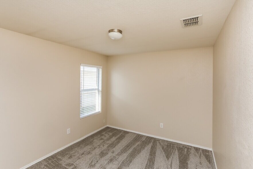 Building Photo - 1316 Hazelnut Dr