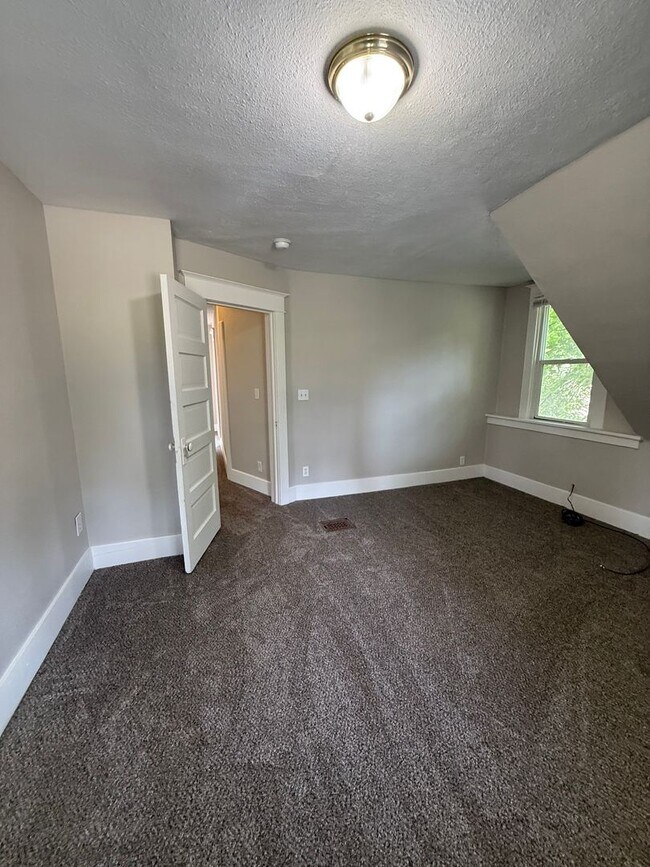 Building Photo - Large 4 Bed House with Fenced Yard
