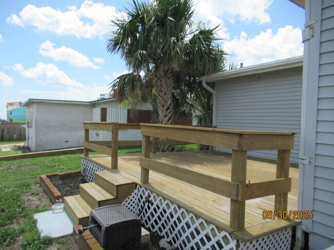 Building Photo - Beautiful Beachside 2 Bedroom Home!