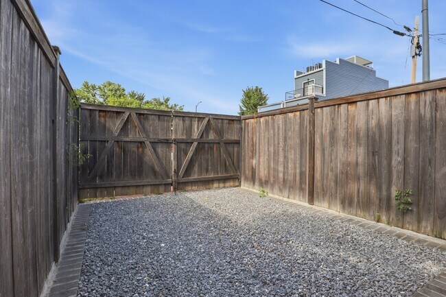 Building Photo - 1526 D St SE