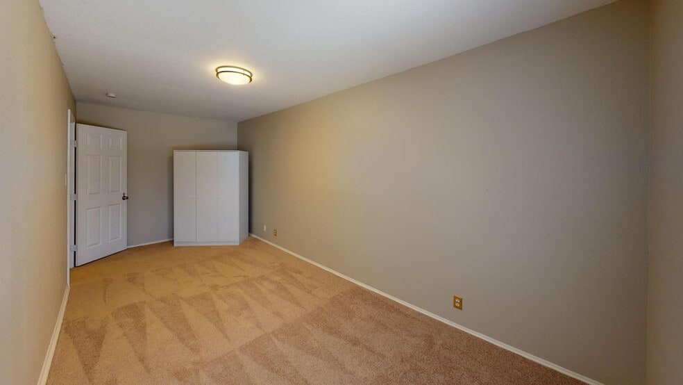 Building Photo - 14102 N Hills Village Dr