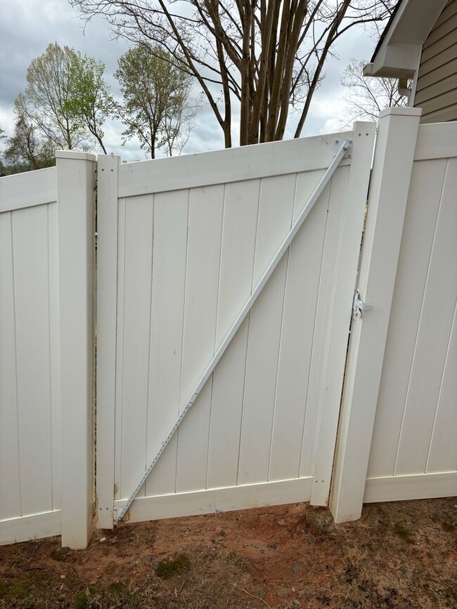 Building Photo - Renovated 3Bd, 2.5Ba End Unit Lake Norman Townhome with Fenced-in Yard and 1 Car Garage Coming Soon