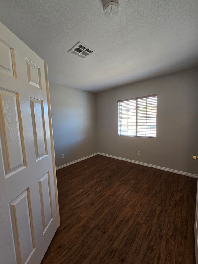 Building Photo - A Fabulous 4 Bedroom Home in N.Las Vegas 1 Bedroom Downstairs.