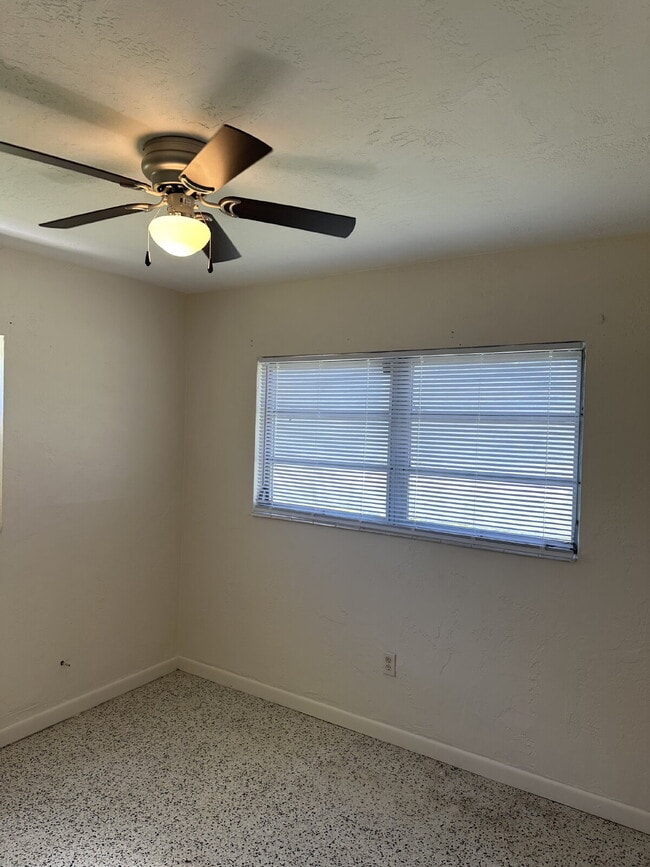 Building Photo - Cute 2 Bedroom, 1 Bathroom Single Family H...