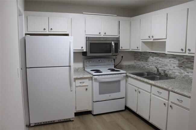 Building Photo - 1720 Funston St