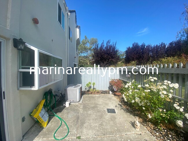 Building Photo - Gorgeous 3 bedroom 2.5 bath 2 story Townho...